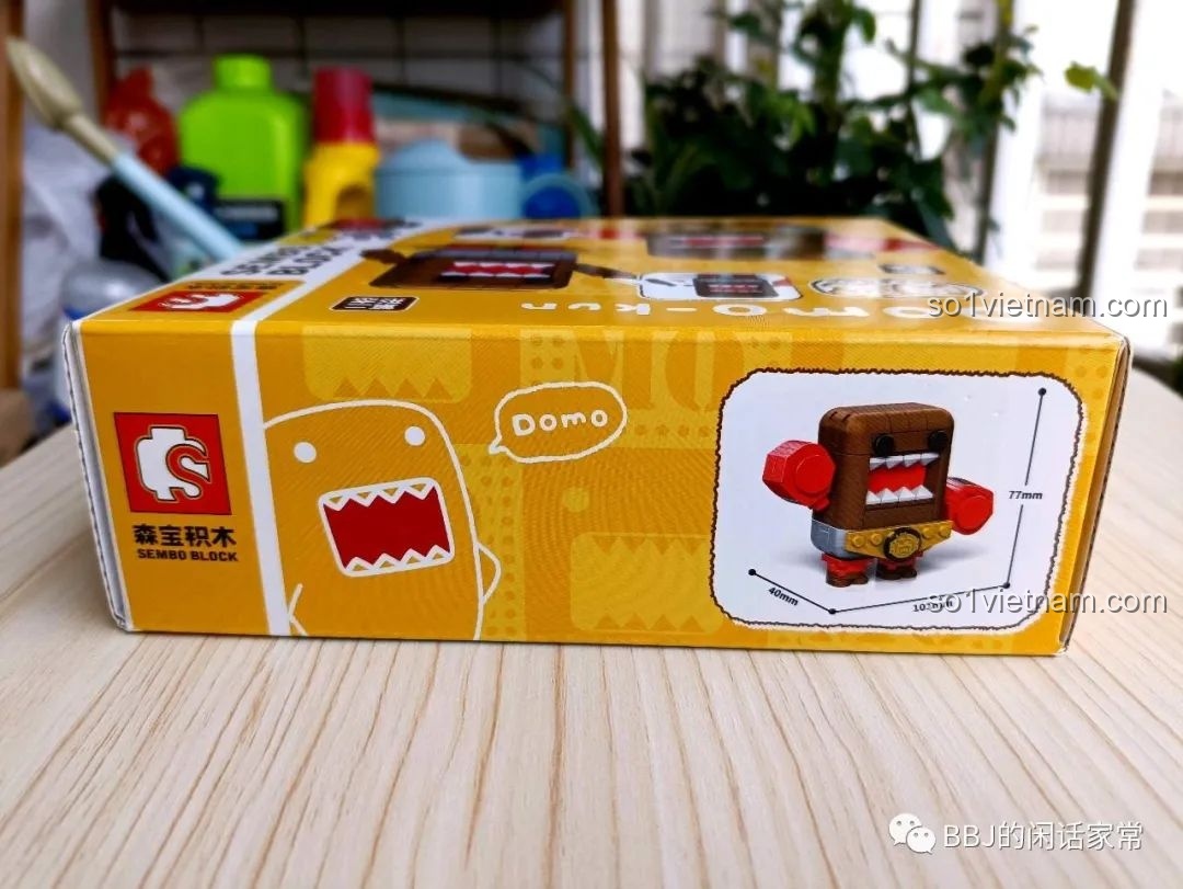 Cận cảnh thiết kế hộp đồ chơi SEMBO 612502 Domo-Kun Quyền Vương Đai Vàng với hình ảnh Domo-Kun