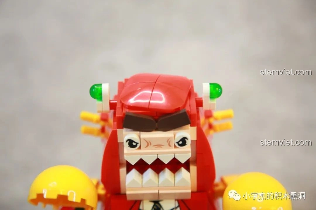 Mô hình Sếp Cua SEMBO 613104 Hài Cảnh Tinh Linh: Giai Đoạn Bóc Lột với đèn LED phát sáng bên trong miệng, tạo hiệu ứng 'huyết bồn khẩu' ấn tượng. Tính năng độc đáo, tăng tính thẩm mỹ.