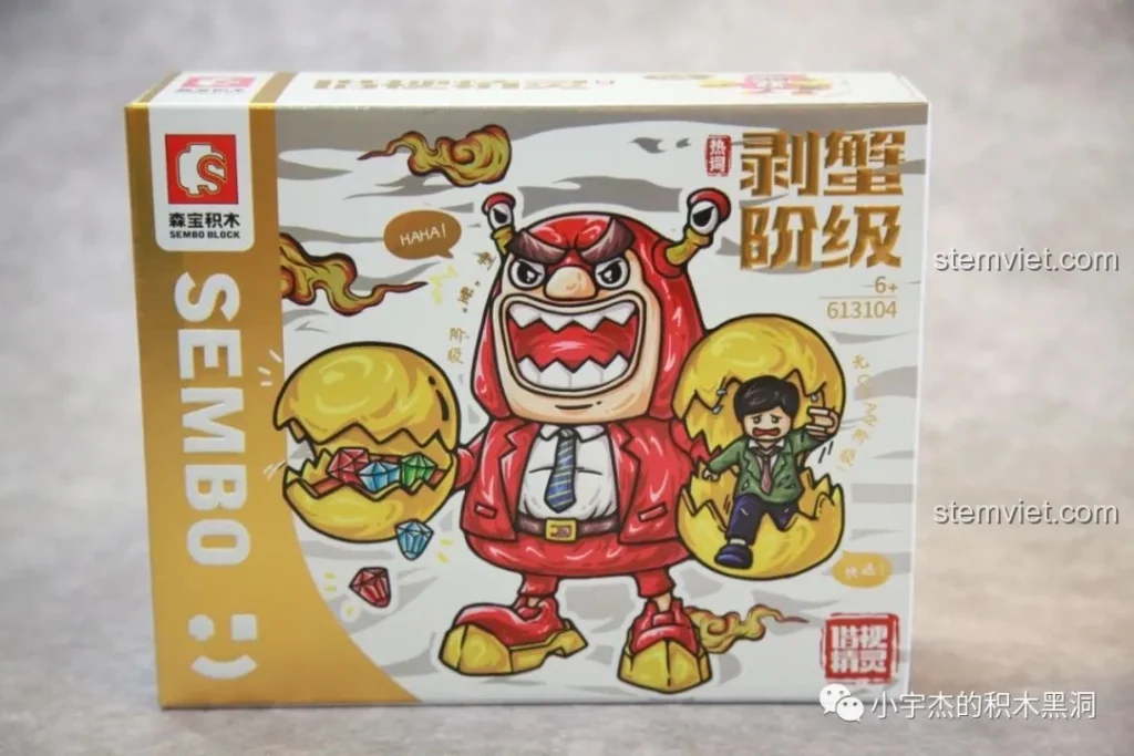 Hộp đồ chơi lắp ráp SEMBO 613104 Hài Cảnh Tinh Linh: Giai Đoạn Bóc Lột với hình ảnh Sếp Cua màu đỏ nổi bật, sẵn sàng 'bóc lột' nhân viên. Món quà độc đáo cho bé trai 6 tuổi.