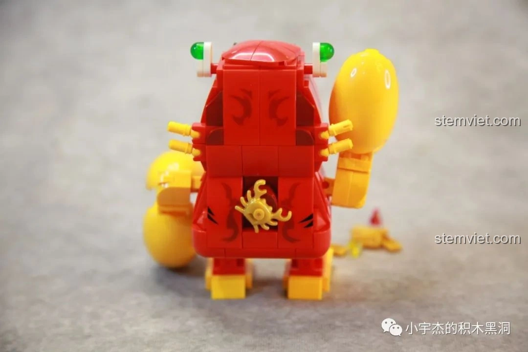 Góc nhìn khác về mặt lưng của Sếp Cua SEMBO 613104 Hài Cảnh Tinh Linh khi càng cua đang hoạt động, minh họa rõ ràng cơ chế điều khiển. Đồ chơi tương tác.