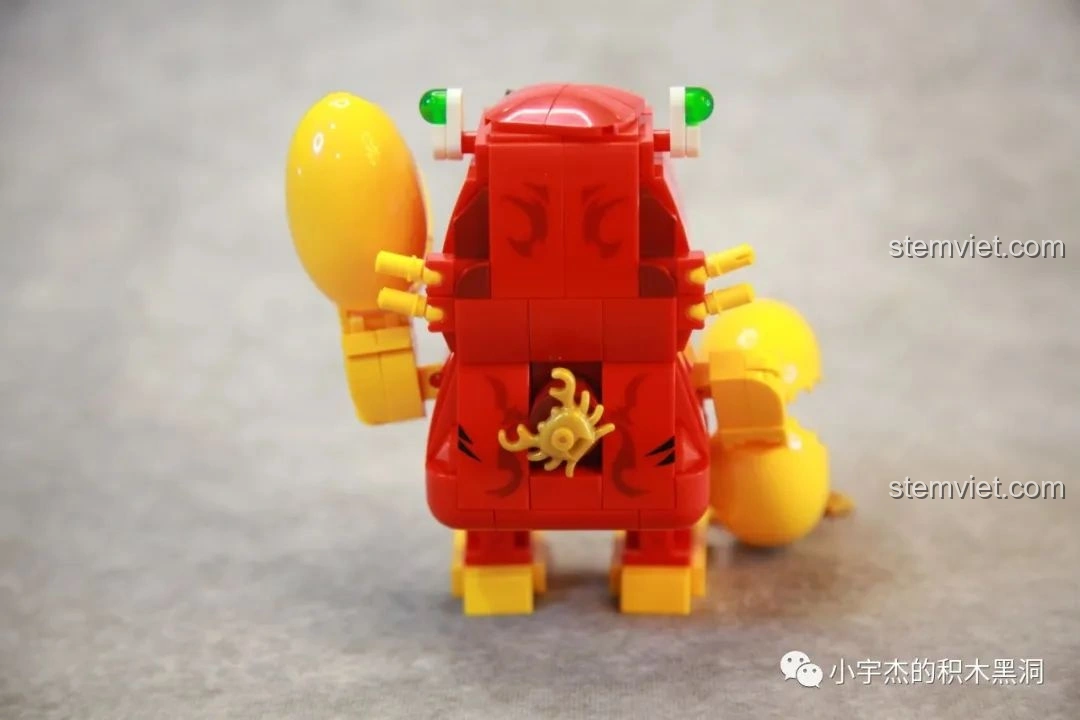 Mặt lưng của Sếp Cua SEMBO 613104 Hài Cảnh Tinh Linh khi càng cua đang chuyển động, cho thấy cơ chế hoạt động của núm xoay. Đồ chơi có tính năng động.