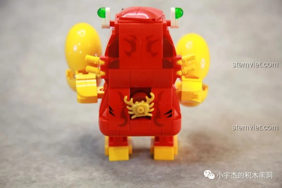 Góc nhìn khác về mặt lưng của Sếp Cua SEMBO 613104 Hài Cảnh Tinh Linh, cho thấy rõ hơn núm xoay và các chi tiết trang trí. Đồ chơi lắp ráp tương tác.