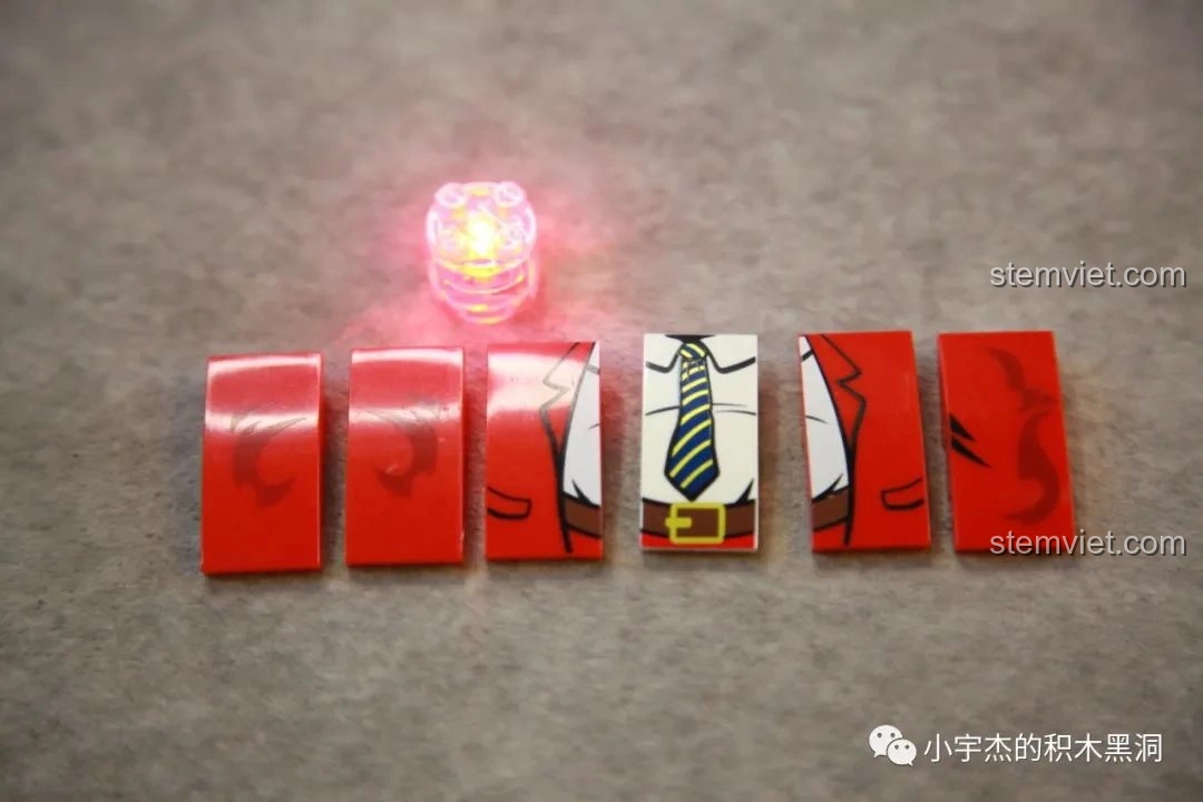 Các mảnh in đặc biệt và viên gạch phát sáng (LED brick) của bộ SEMBO 613104 Hài Cảnh Tinh Linh: Giai Đoạn Bóc Lột, tăng thêm tính chân thực và thú vị cho mô hình. Đồ chơi sáng tạo.