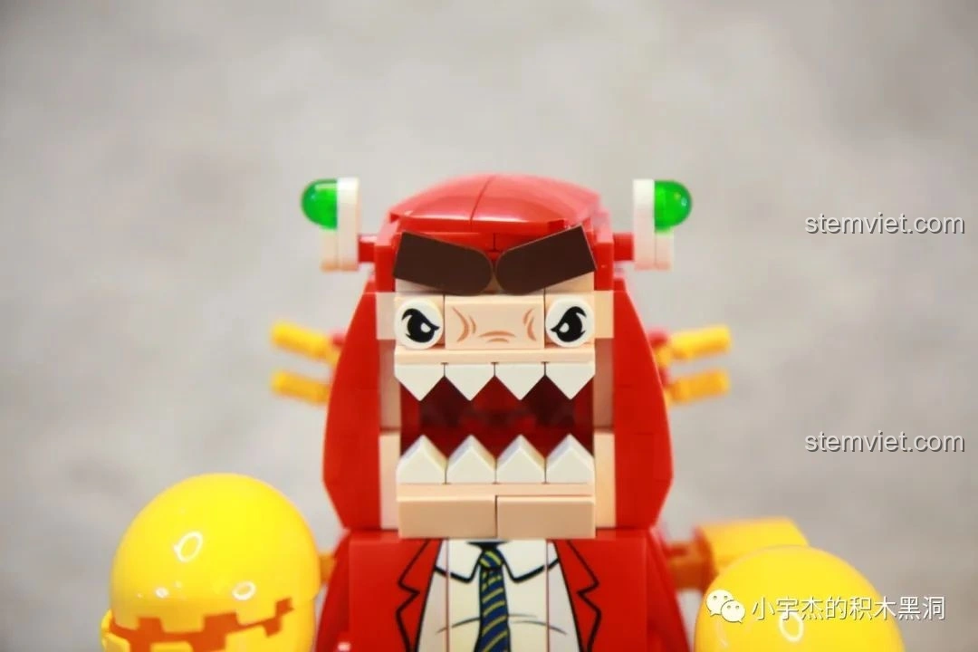 Cận cảnh khuôn mặt của mô hình Sếp Cua trong bộ SEMBO 613104 Hài Cảnh Tinh Linh, với đôi mắt mở to, biểu cảm 'thấy người là sáng mắt'. Chi tiết in ấn sắc nét.