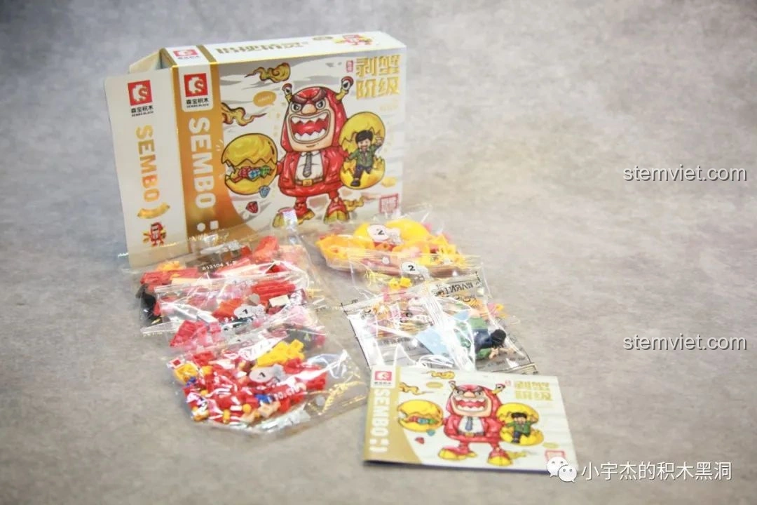 Mở hộp đồ chơi lắp ráp SEMBO 613104 Hài Cảnh Tinh Linh: Giai Đoạn Bóc Lột, lộ ra các túi mảnh ghép và sách hướng dẫn. Trải nghiệm unboxing đầy háo hức cho bé.
