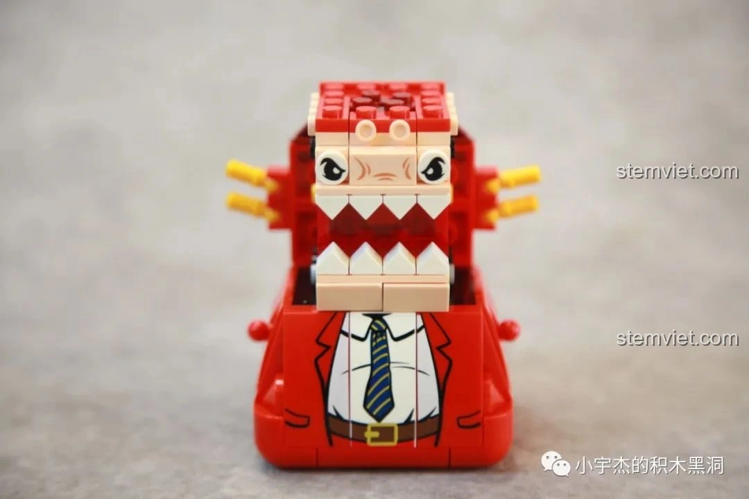 Quá trình lắp ráp phần thân của mô hình Sếp Cua trong bộ SEMBO 613104 Hài Cảnh Tinh Linh, cho thấy cấu trúc bên trong và các chi tiết ban đầu. Đồ chơi phát triển tư duy.