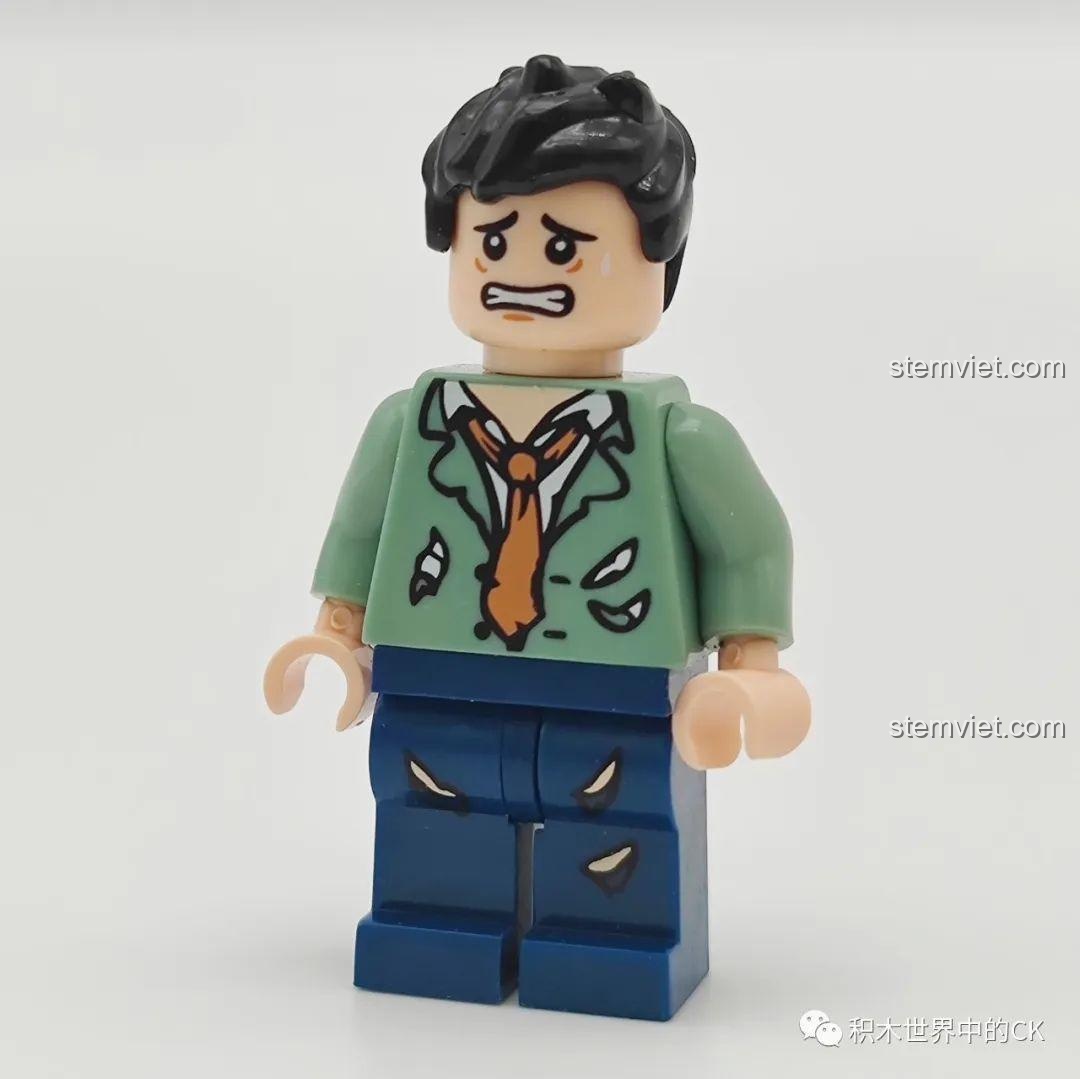 Minifigure nhân viên bị bóc lột bên cạnh mô hình Sếp Cua SEMBO 613104 đang lắp dở.