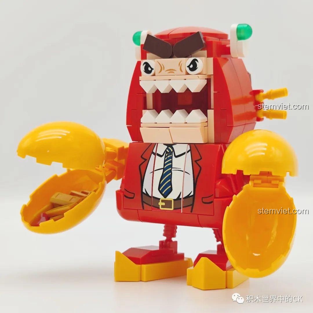 Mô hình Sếp Cua SEMBO 613104 và minifigure nhân viên, thể hiện cảnh bóc lột hài hước.