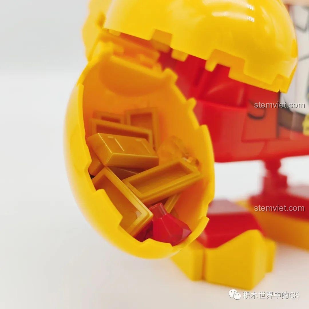 Cận cảnh mô hình Sếp Cua SEMBO 613104 với càng cua mở, chứa đầy 'tài sản'.