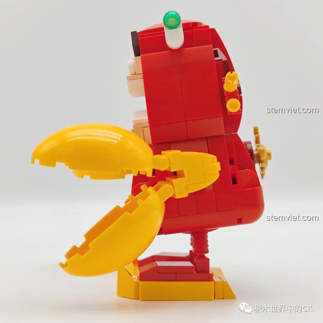 Mặt sau của minifigure nhân viên trong bộ đồ chơi mô hình Cua Bóc Lột SEMBO.