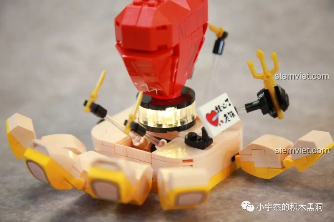 Mô hình Trái Tim Tan Vỡ SEMBO 613105 Hài Cảnh Tinh Linh khi cơ chế 'đâm xuyên' đang hoạt động, các thanh kiếm di chuyển lên xuống. Đồ chơi tương tác, sáng tạo.