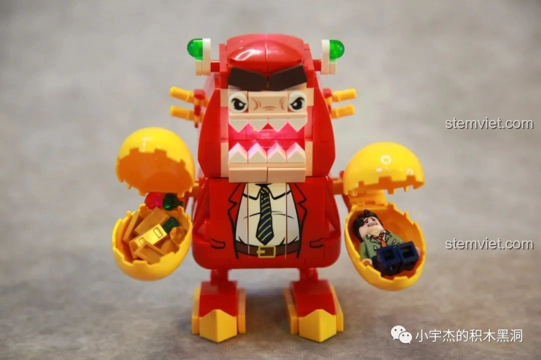 Hộp đồ chơi lắp ráp SEMBO 613105 Hài Cảnh Tinh Linh: Lão Thiết Trát Tâm, với hình ảnh bàn tay cầm trái tim bị đâm xuyên. Thiết kế hài hước, độc đáo. Đồ chơi giải trí.