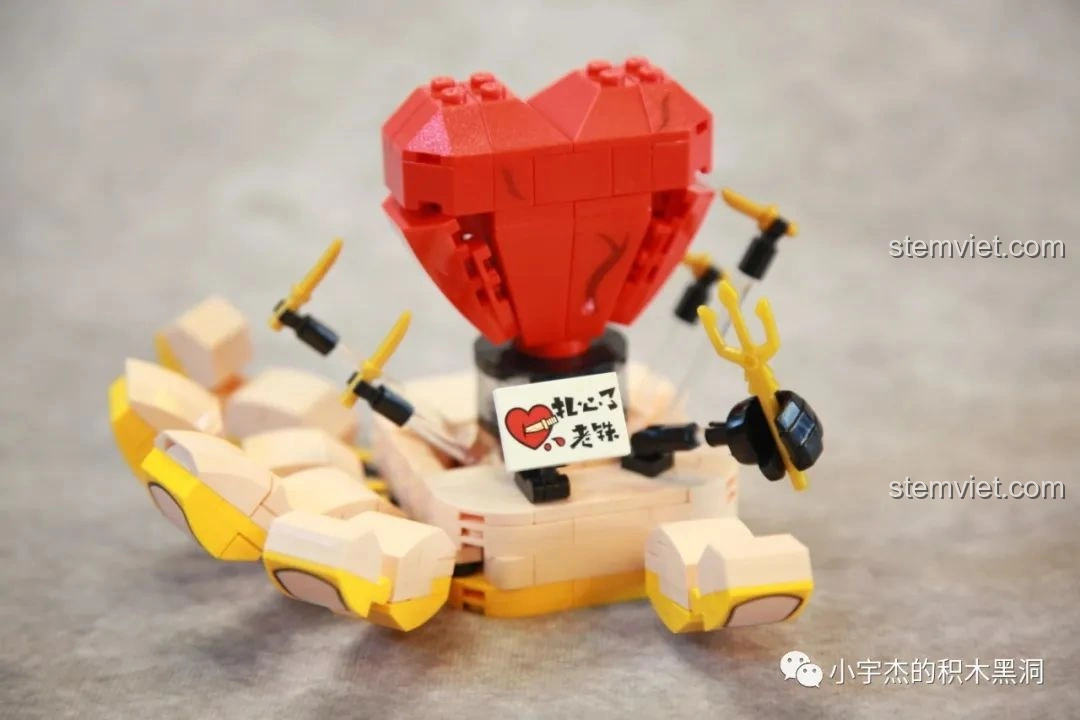 Cận cảnh các ngón tay của mô hình Trái Tim Tan Vỡ SEMBO 613105 Hài Cảnh Tinh Linh, được kết nối bằng khớp cầu, cho phép cử động linh hoạt. Thiết kế thông minh.