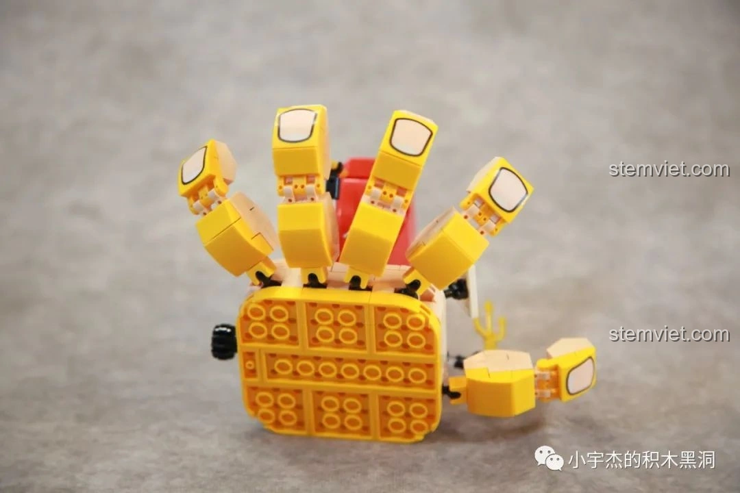 Mặt sau của trái tim trong mô hình SEMBO 613105 Hài Cảnh Tinh Linh, với các vết thương và băng dán, thể hiện sự 'tổn thương' hài hước. Chi tiết in ấn độc đáo.