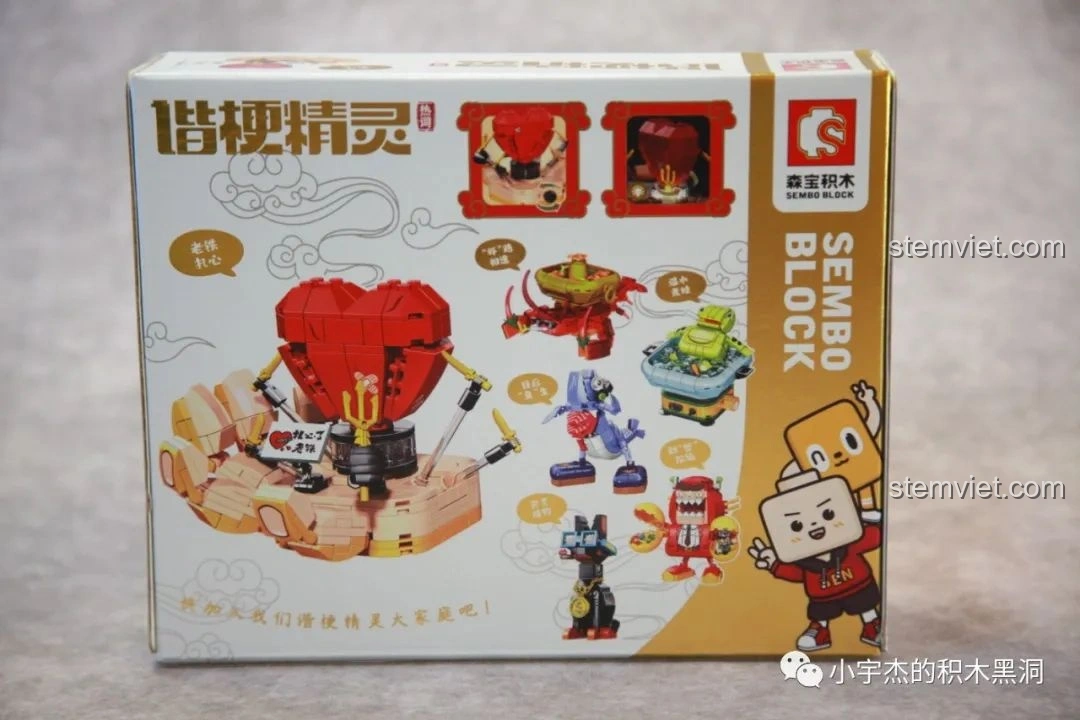 Mở hộp đồ chơi lắp ráp SEMBO 613105 Hài Cảnh Tinh Linh: Lão Thiết Trát Tâm, lộ ra các túi mảnh ghép và sách hướng dẫn. Trải nghiệm unboxing thú vị.