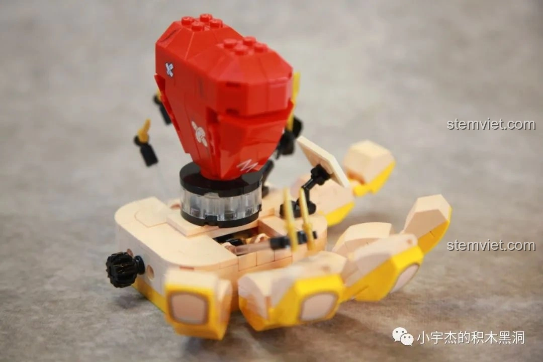 Mô hình chú chó SEMBO 613106 Hài Cảnh Tinh Linh với phần đầu có thể xoay, cho phép tạo nhiều tư thế khác nhau. Tính năng tương tác, tăng khả năng chơi.