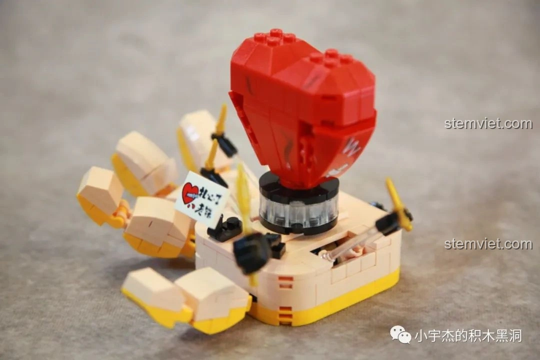 Chi tiết dây chuyền vàng với mặt đồng tiền đô la của mô hình chú chó trong bộ SEMBO 613106 Hài Cảnh Tinh Linh. Chi tiết độc đáo, tạo điểm nhấn cho mô hình.