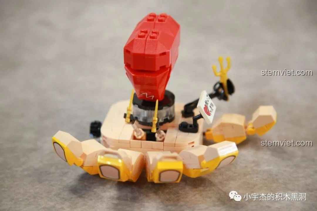 Mở hộp đồ chơi lắp ráp SEMBO 613106 Hài Cảnh Tinh Linh: Lão Lôi Thành Cẩu (Lao Lực Thành Chó), lộ ra các túi mảnh ghép và sách hướng dẫn. Trải nghiệm unboxing thú vị.