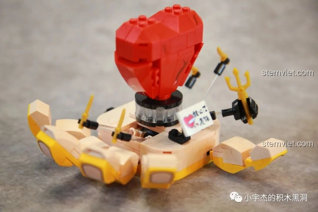 Cận cảnh chú chó SEMBO 613106 Hài Cảnh Tinh Linh với chiếc tẩu thuốc ngậm ở miệng, tạo vẻ 'nghệ sĩ' và hài hước. Chi tiết độc đáo.