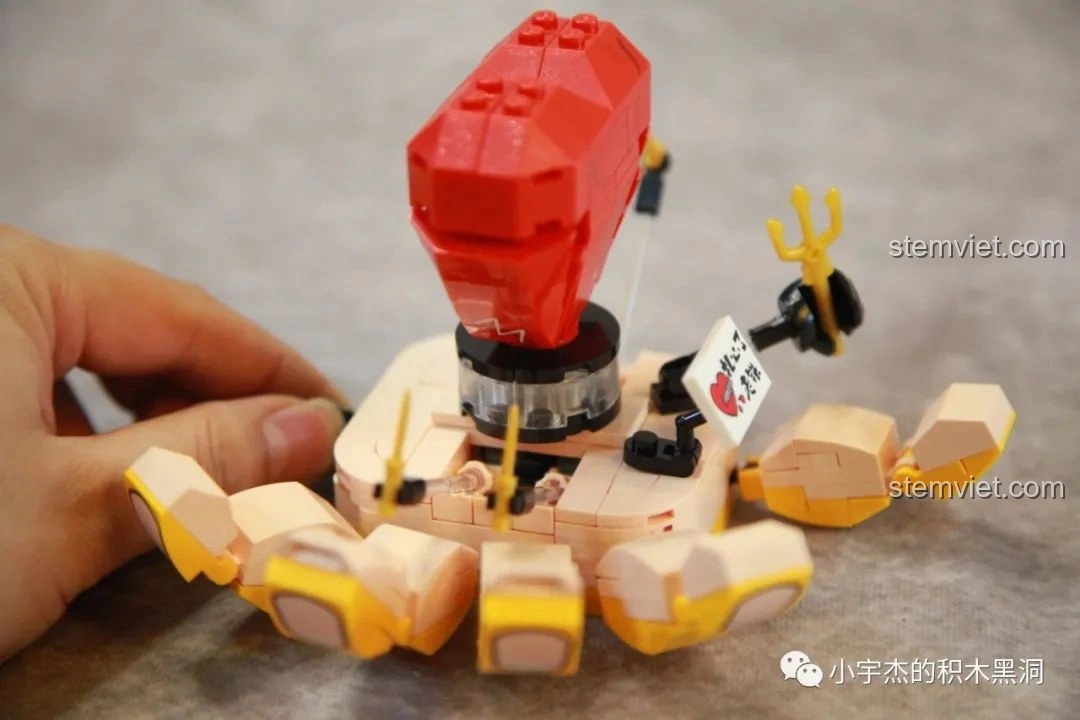 Sách hướng dẫn lắp ráp chi tiết của bộ SEMBO 613106 Hài Cảnh Tinh Linh: Lão Lôi Thành Cẩu, với hình ảnh minh họa rõ ràng. Hỗ trợ người chơi dễ dàng hoàn thành mô hình.