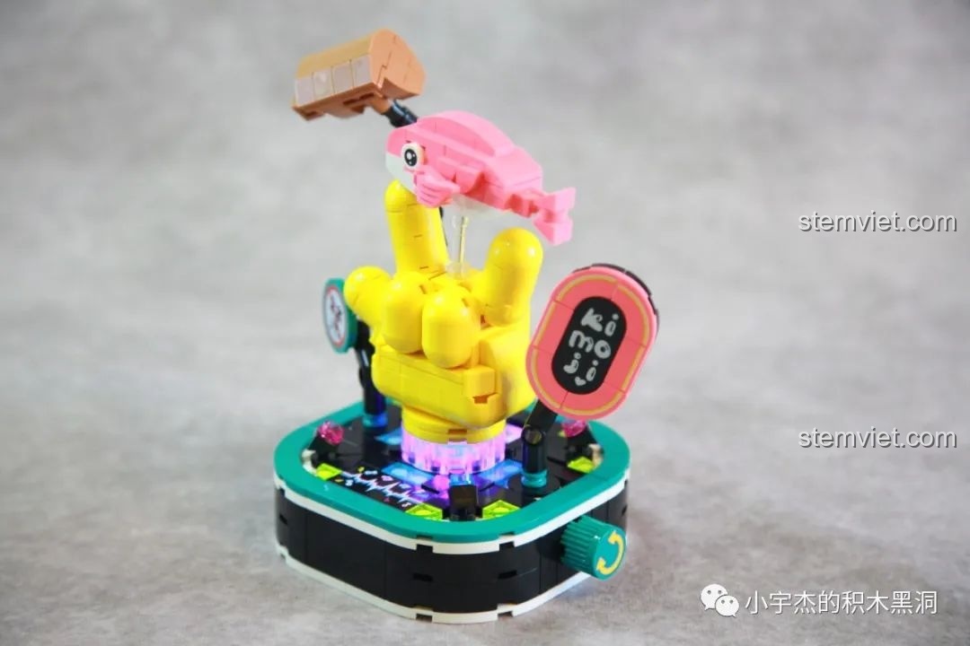 Mô hình SEMBO 613113 đang thực hiện chuyển động xoay tròn khi người dùng vặn núm điều khiển.