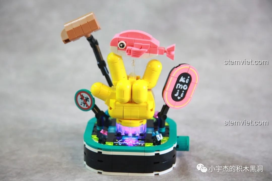 Đèn LED trên mô hình SEMBO 613113 đang chuyển sang màu tím, tạo hiệu ứng ánh sáng đa sắc độc đáo.