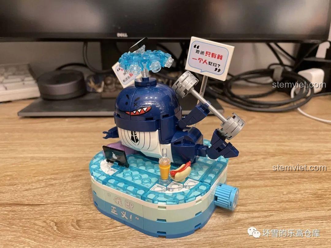 Ảnh chụp thực tế bộ đồ chơi Cá Voi Cà Khịa SEMBO 613114 sau khi lắp ráp, đặt trên bàn làm việc.