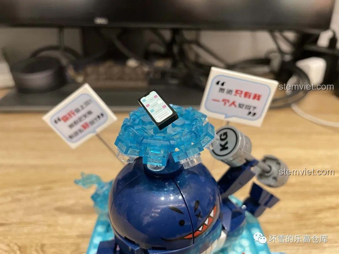 Ảnh cận cảnh chi tiết điện thoại và biểu ngữ trên mô hình Chú Cá Voi Bàn Phím 613114.