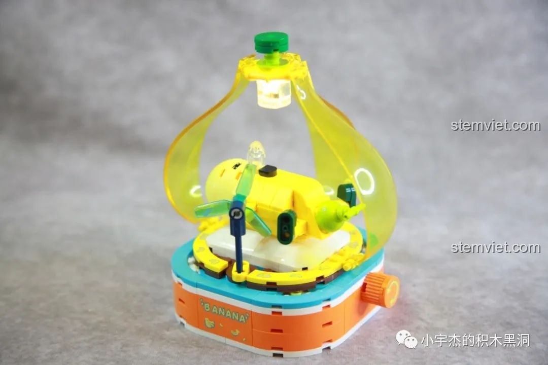 Mô hình SEMBO 613116 với đèn LED được bật sáng, tạo hiệu ứng đèn ngủ ấm áp cho quả chuối.