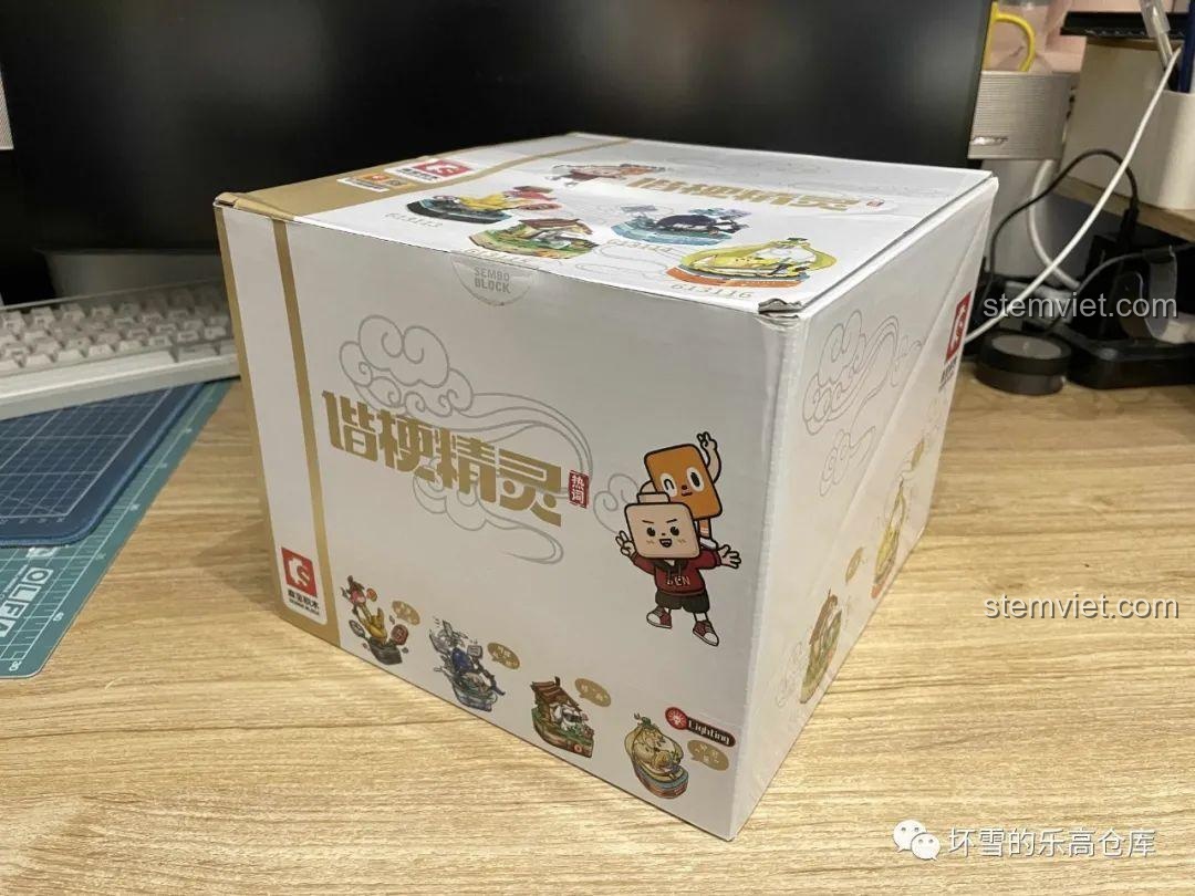 Ảnh chụp cận cảnh bộ lắp ghép 613116 mô hình Chuối đang ngủ, cho thấy chi tiết quả chuối có bong bóng ngủ và chiếc quạt mini.