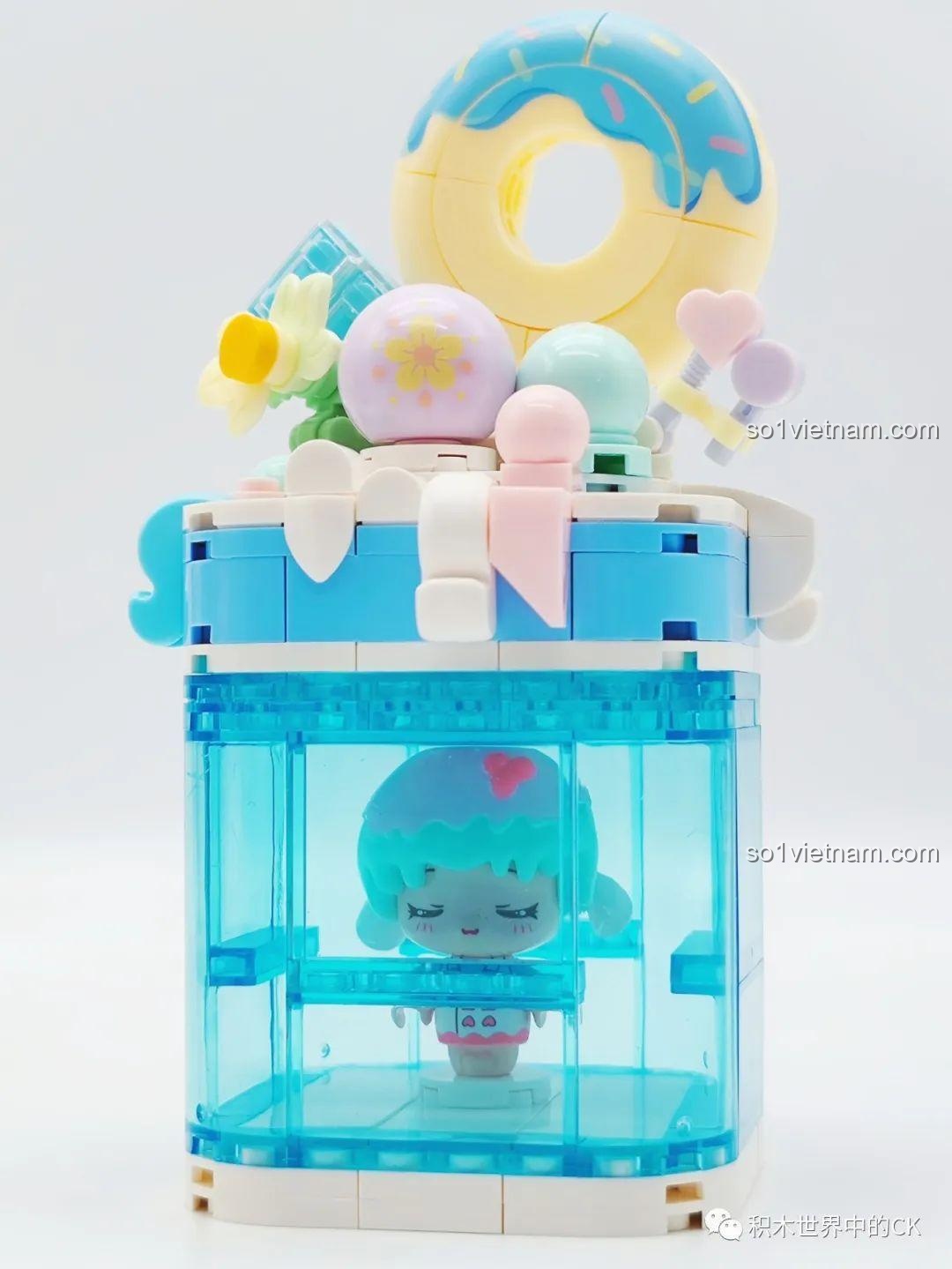 Chi tiết chiếc bánh donut và bông hoa trên đỉnh mô hình SEMBO 615014 Cốc Trà Sữa 