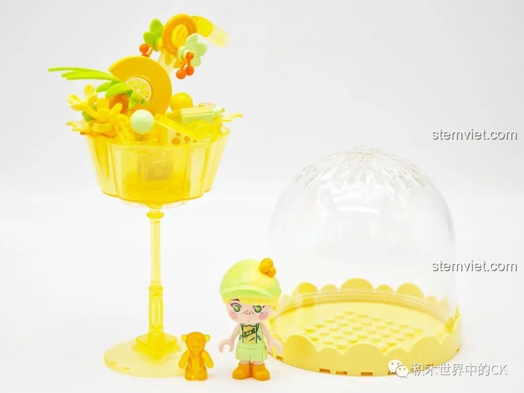 Hoàn thiện lắp ráp đồ chơi lắp ráp Mô Hình Bánh Pudding Phát Sáng Sembo 615027, thể hiện sự khéo léo và kiên nhẫn của bé gái 6 tuổi.