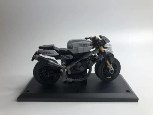 Ảnh chụp chi tiết bộ lắp ráp Mô tô Triumph SEMBO 701113 màu xám đen, một món đồ chơi mô hình xe máy Triumph giá rẻ dành cho con trai 6 tuổi, giúp phát triển tư duy.