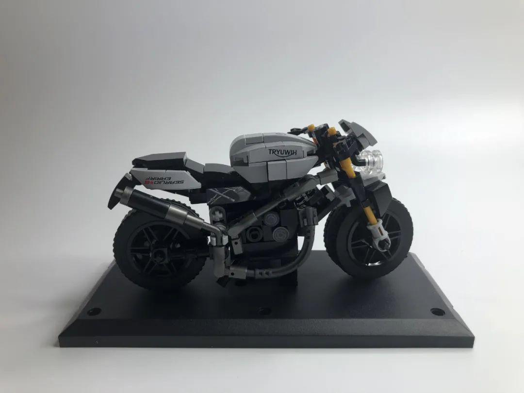 Ảnh chụp chi tiết bộ lắp ráp Mô tô Triumph SEMBO 701113 màu xám đen, một món đồ chơi mô hình xe máy Triumph giá rẻ dành cho con trai 6 tuổi, giúp phát triển tư duy.