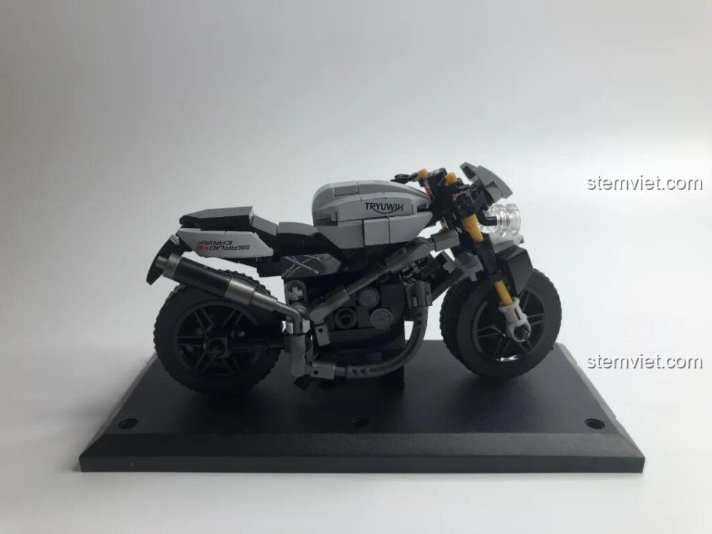 Mô hình mô tô Triumph 701113 lắp ráp từ khối SEMBO, chi tiết sắc nét, màu xám bạc chủ đạo.