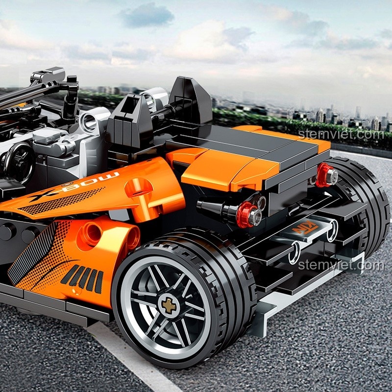 Ảnh cận cảnh bánh sau và đuôi xe của bộ xếp hình SEMBO 701405, thể hiện chi tiết động cơ và hệ thống treo.