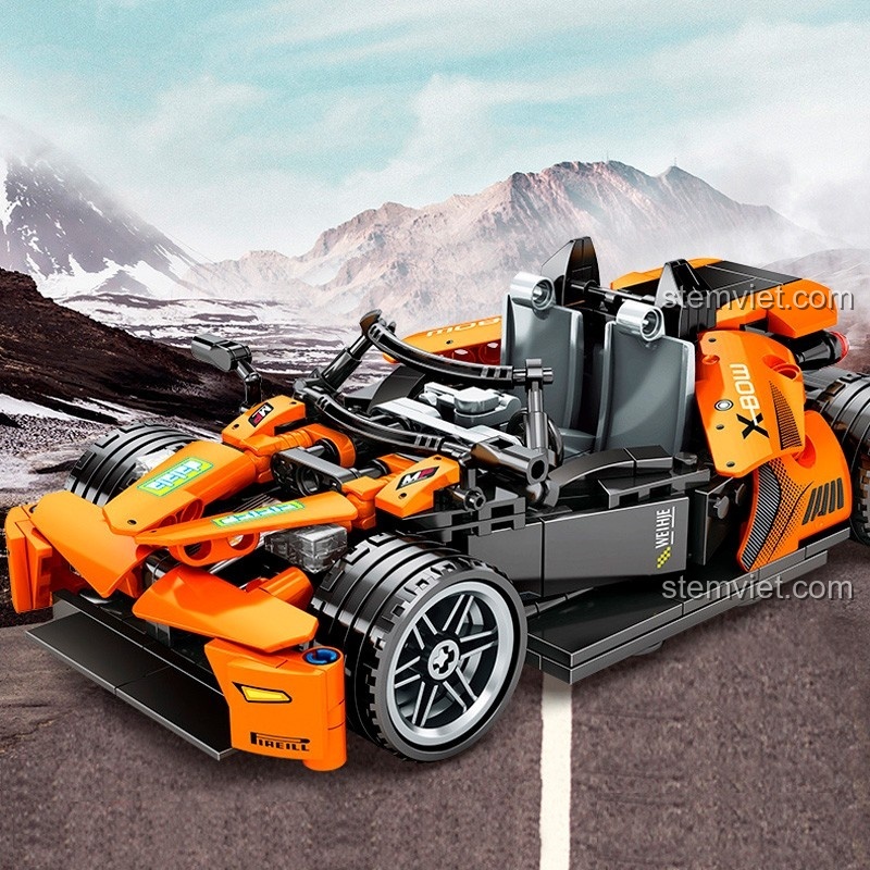 Hình ảnh hoàn thiện của đồ chơi mô hình Xe Đua KTM X-BOW GT 701405 trên nền phong cảnh núi non hùng vĩ.
