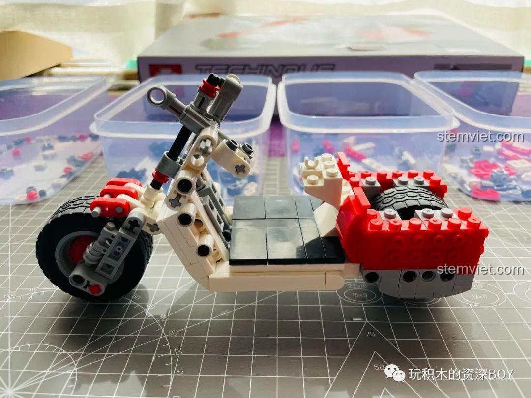 Mô hình SEMBO 701406 Xe Máy Vespa nhìn từ góc nghiêng, thể hiện thiết kế và màu sắc nổi bật.