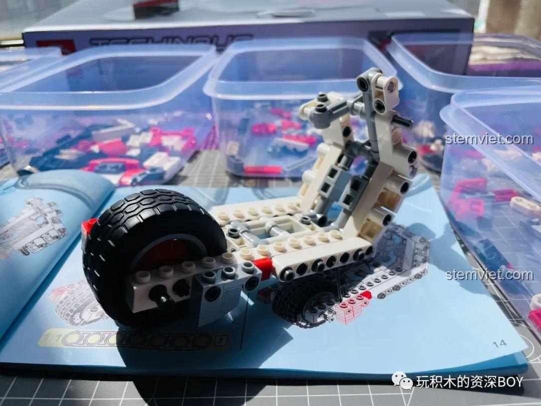 Gắn yên xe và các chi tiết trang trí khác vào mô hình SEMBO 701406 Xe Máy Vespa, gần hoàn thiện.