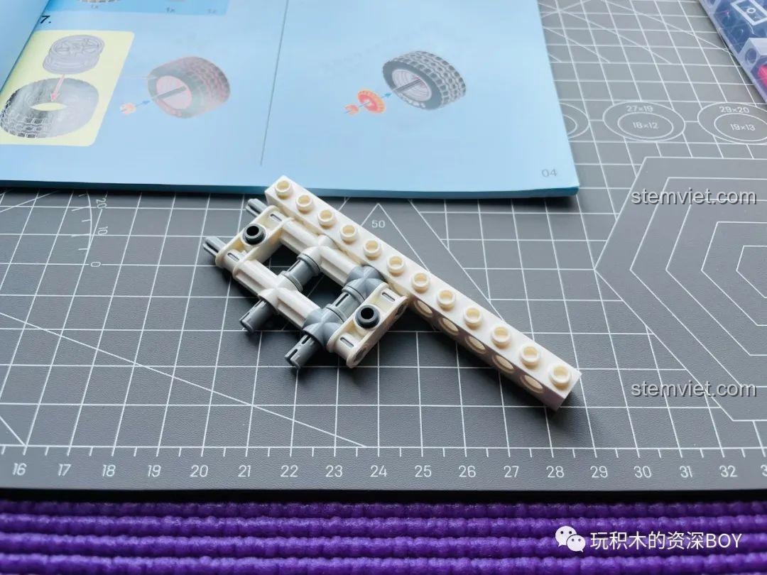 Hướng dẫn lắp ráp chi tiết và các mảnh ghép ban đầu của bộ SEMBO 701406 Xe Máy Vespa trên bàn cắt.