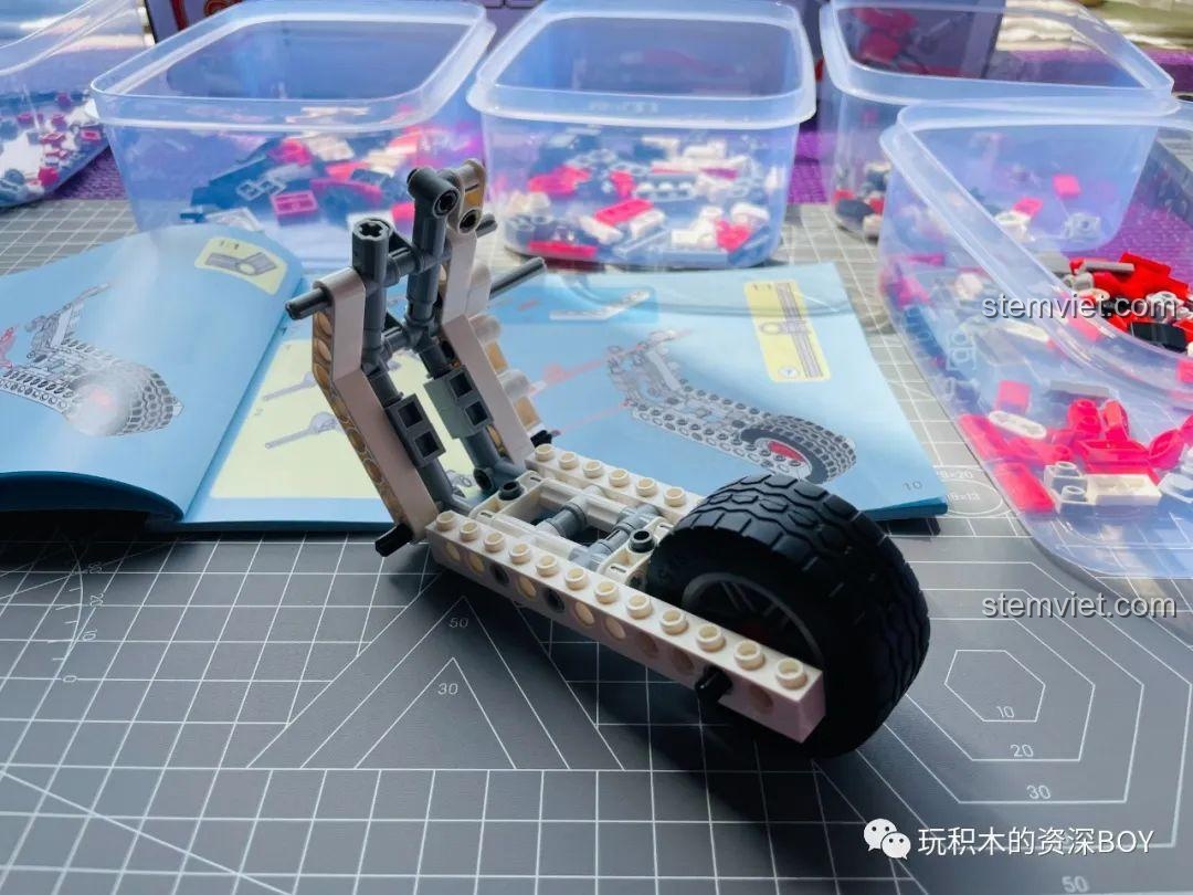 Khung trước và sau của mô hình SEMBO 701406 Xe Máy Vespa đang được kết nối, tạo hình dáng tổng thể.