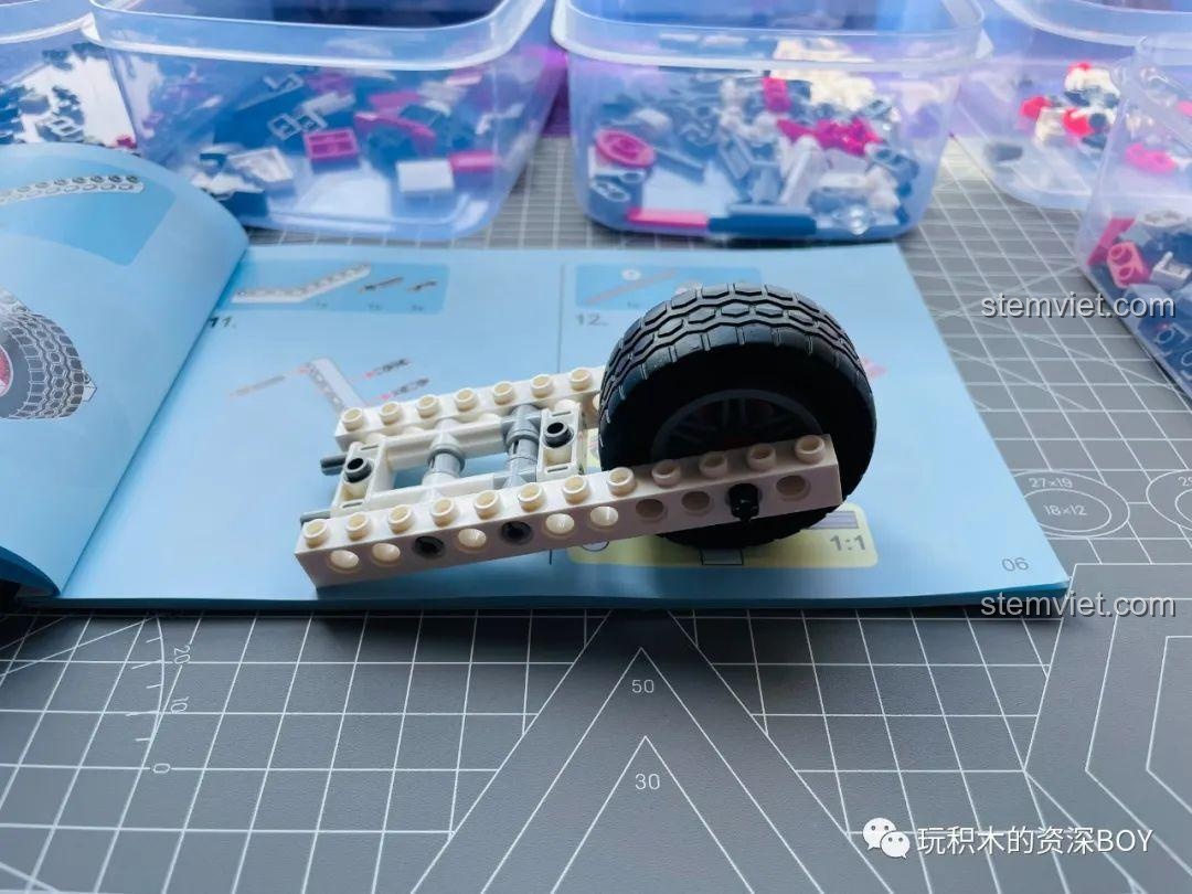 Khung xe cơ bản của bộ lắp ráp SEMBO 701406 Xe Máy Vespa đang được hoàn thiện, cho thấy cấu trúc chắc chắn.