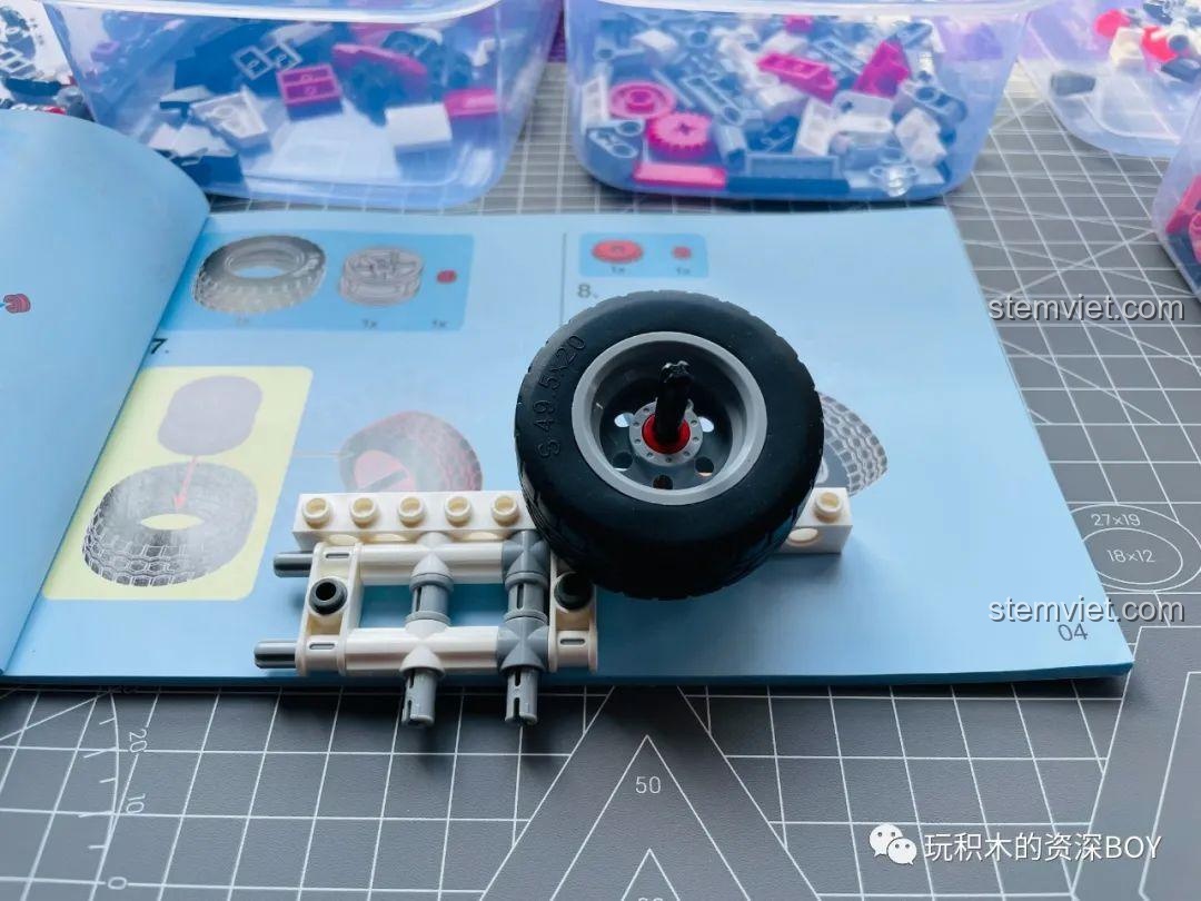 Lắp ráp bánh sau và phần khung cơ bản của mô hình SEMBO 701406 Xe Máy Vespa, thể hiện tiến độ ban đầu.