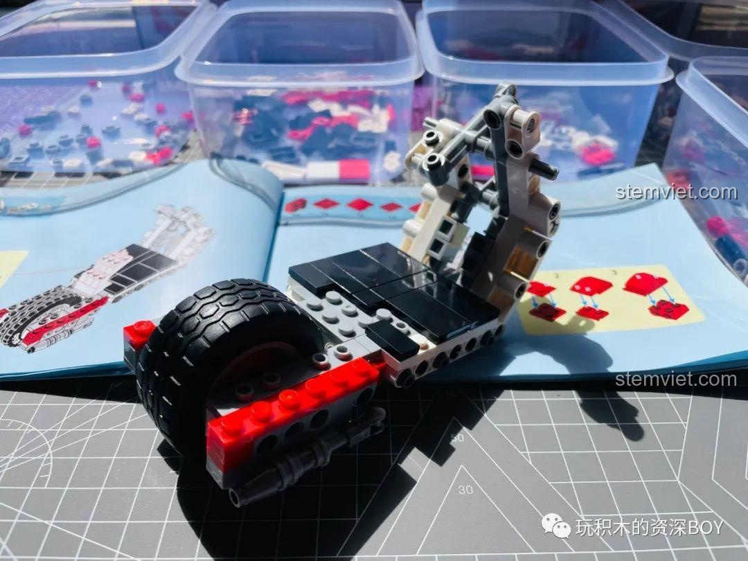 Mô hình SEMBO 701406 Xe Máy Vespa gần như hoàn thiện, chỉ còn vài chi tiết cuối cùng.