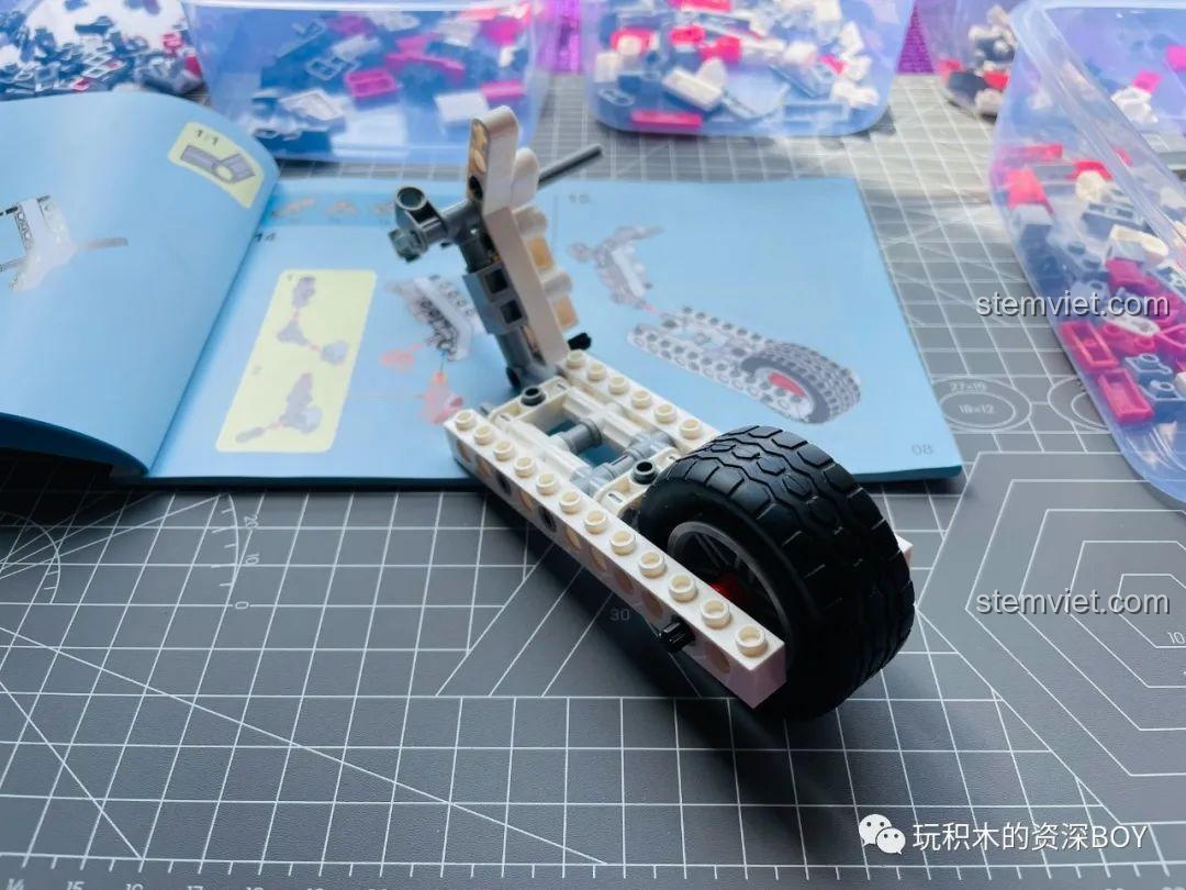 Quá trình lắp ráp phần thân xe của mô hình SEMBO 701406 Xe Máy Vespa, các chi tiết dần khớp nối.