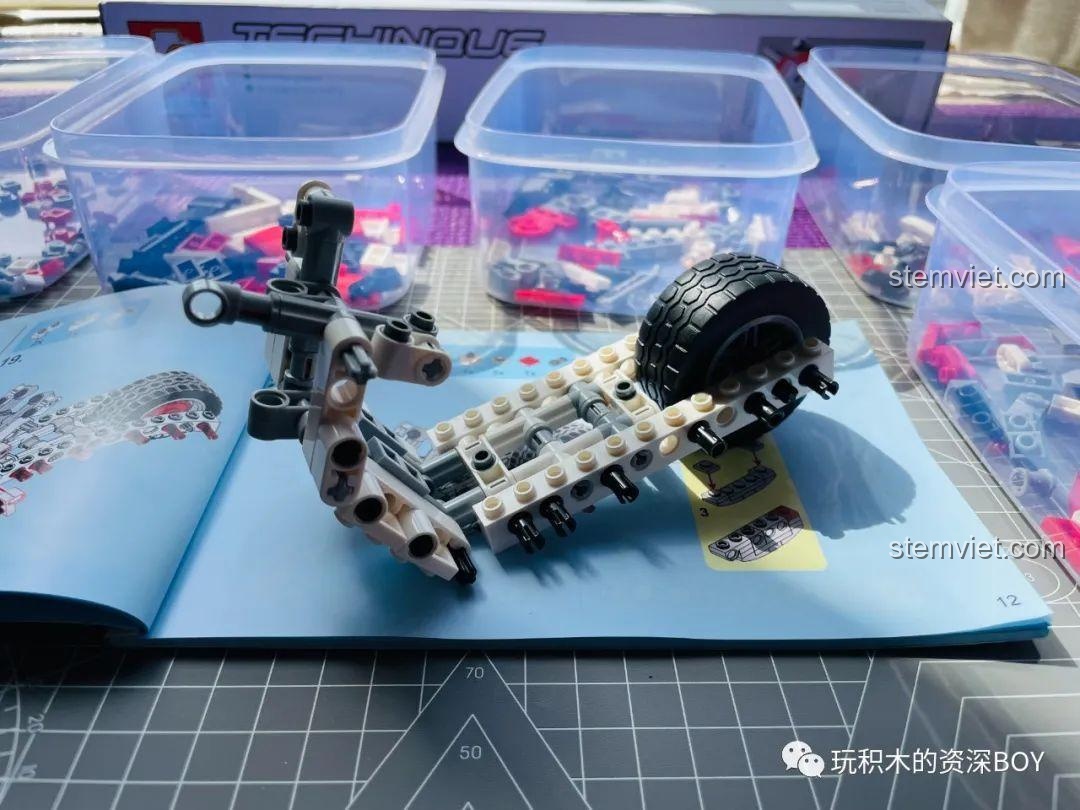 Lắp ráp phần tay lái và các chi tiết nhỏ phía trước của mô hình SEMBO 701406 Xe Máy Vespa.