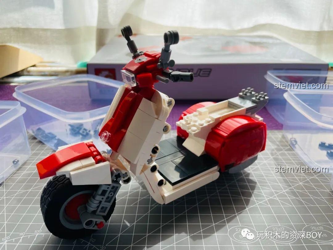 Mô hình SEMBO 701406 Xe Máy Vespa hoàn chỉnh, trưng bày đẹp mắt trên bàn.