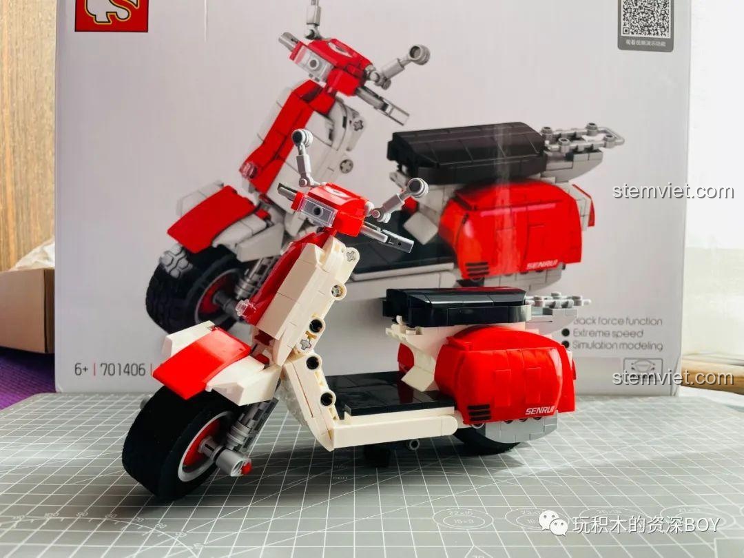 Mô hình SEMBO 701406 Xe Máy Vespa hoàn chỉnh đặt trước hộp sản phẩm, tạo cái nhìn tổng thể.