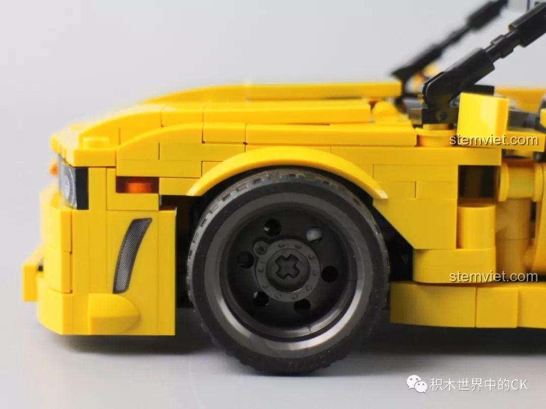 Khung kính chắn gió được làm từ các chi tiết Technic màu đen.