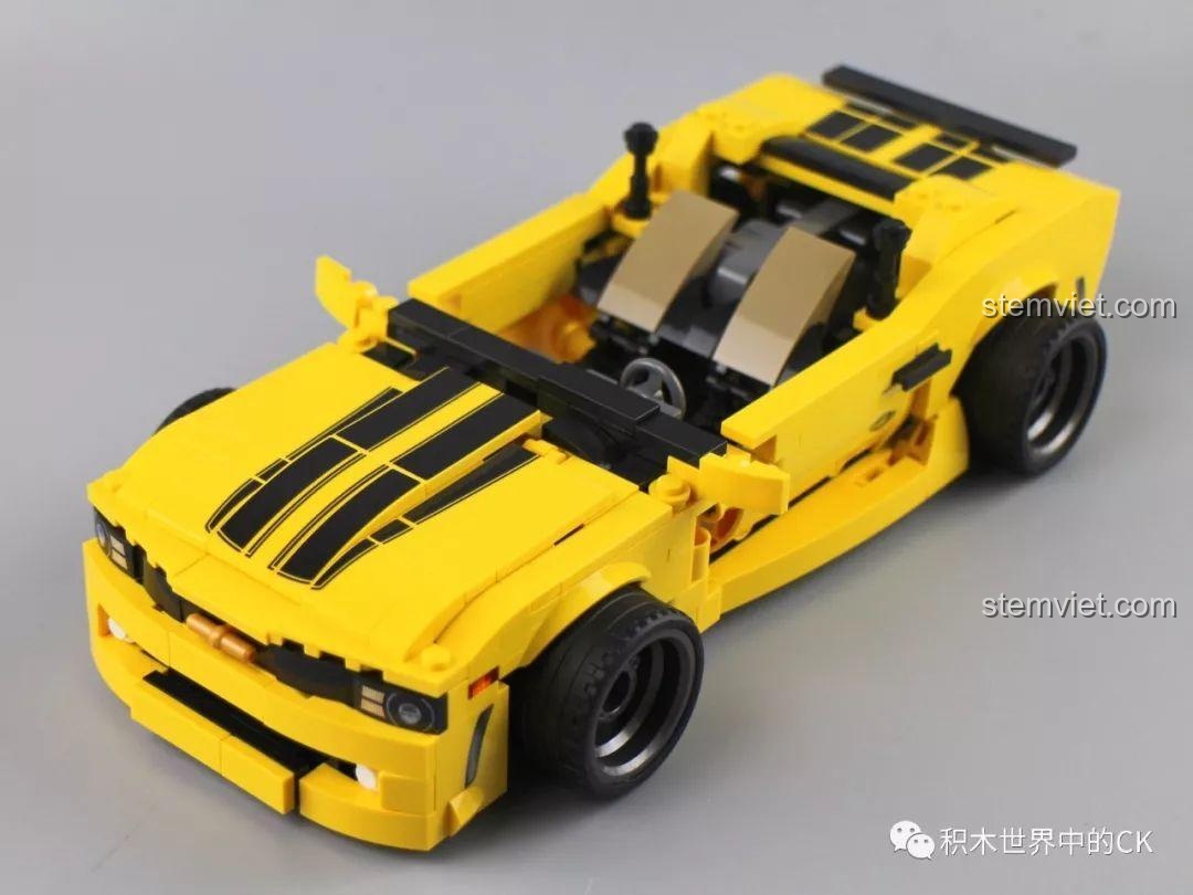 Dán decal sọc đen đặc trưng lên nắp capo của mô hình Bumblebee.